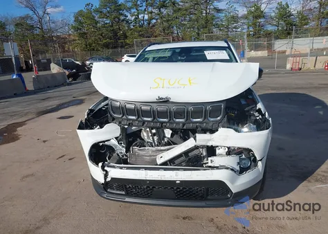 2022 Jeep Compass Latitude 4X4 z USA, uszkodzony, nr VIN 3C4NJDBB5NT221418